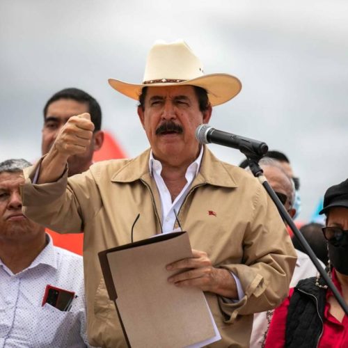 Zelaya y el controvertido decreto: la obligatoriedad del libro sobre el golpe de Estado de 2009 en las escuelas