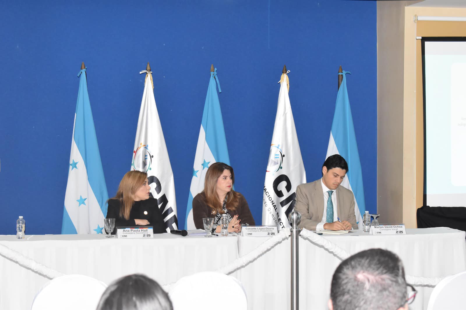 Cámaras de comercio alertan sobre presiones políticas contra el CNE