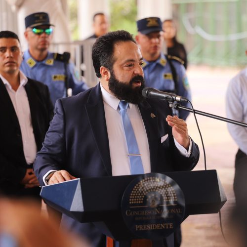 Luis Redondo enfrenta acusaciones por manejo ilegal de renuncia en el CNE