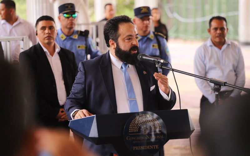 Luis Redondo enfrenta acusaciones por manejo ilegal de renuncia en el CNE