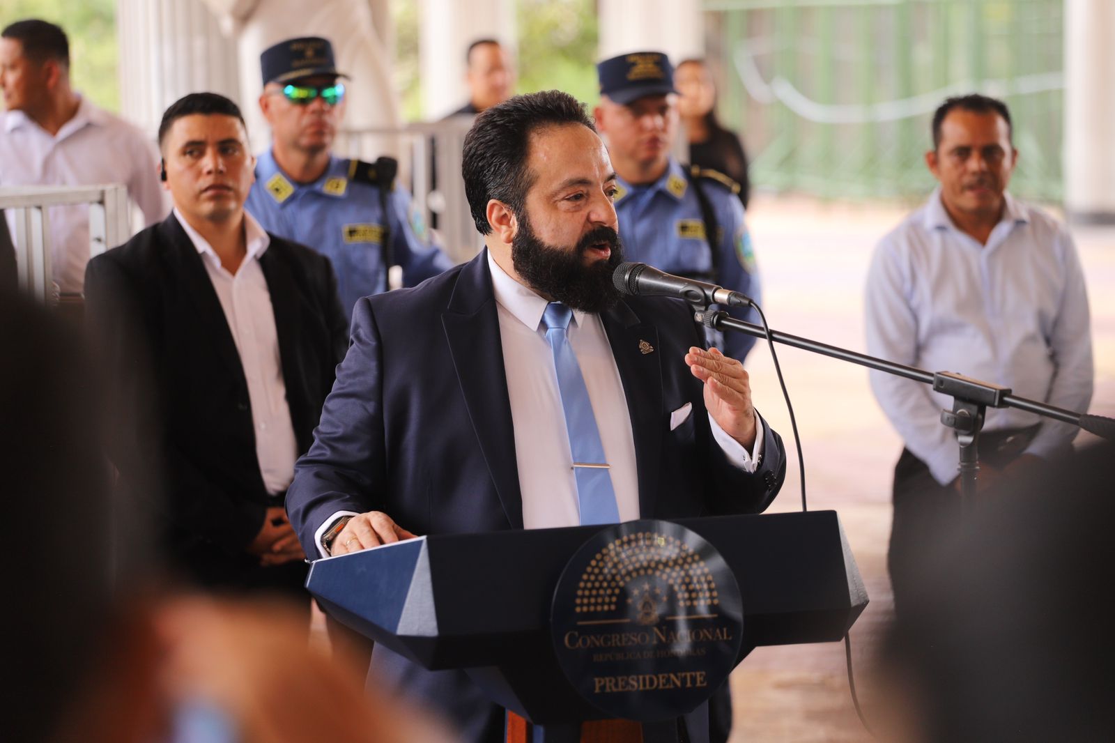 Luis Redondo enfrenta acusaciones por manejo ilegal de renuncia en el CNE
