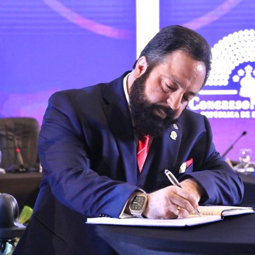 Investigación por presunta influencia de Luis Redondo en trámite de banco vinculado a familiares