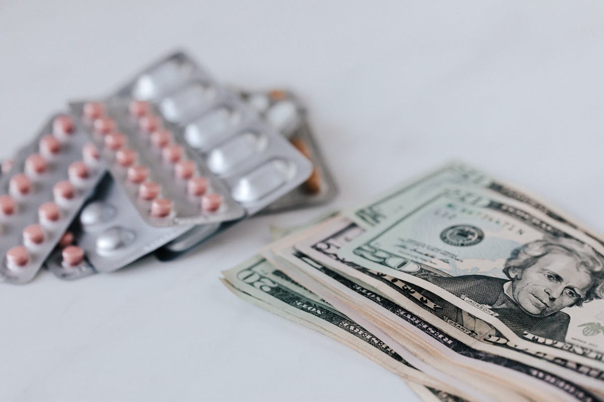 ¿Cómo afecta el narcotráfico a la economía de ciertos países?